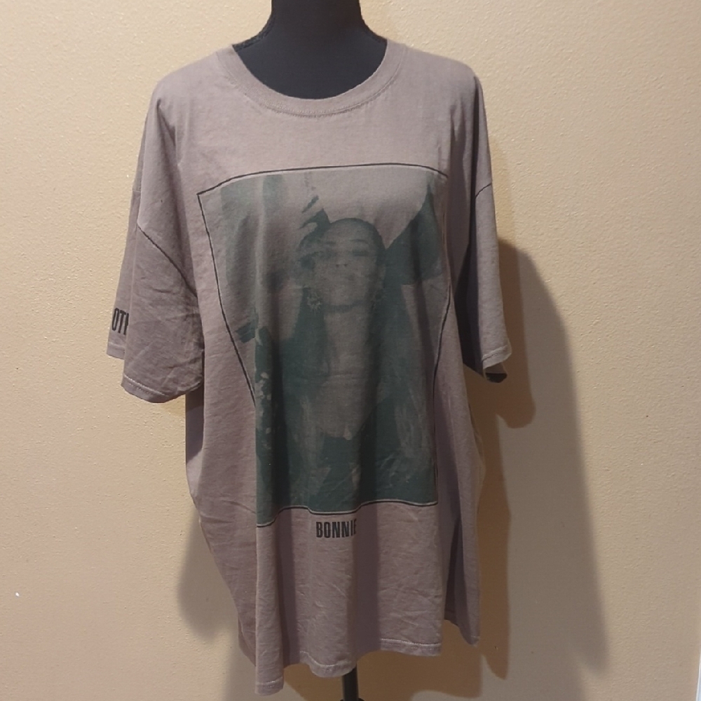 Casual Gray Short Sleeve Tee with Graphic Design